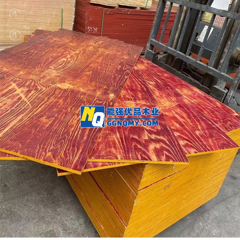 大紅鐵紅色模板批發(fā)，厚度均勻規(guī)格齊全，工地專(zhuān)用穩(wěn)定性佳